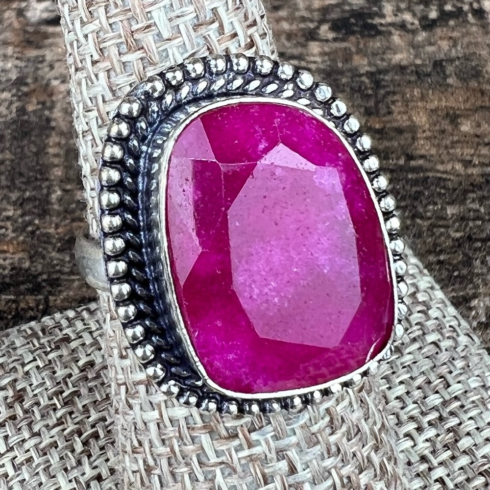 New Enhanced Ruby Faceted Stone Silver Overlay Ring Size 7.75 - Picture 4 of 10